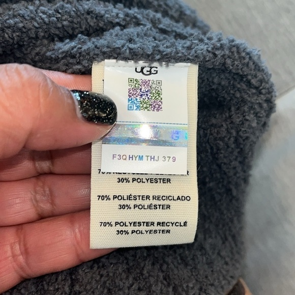 UGG® NWT
Mowery Sweater Knit Polo Sweater size Large - Picture 9 of 10